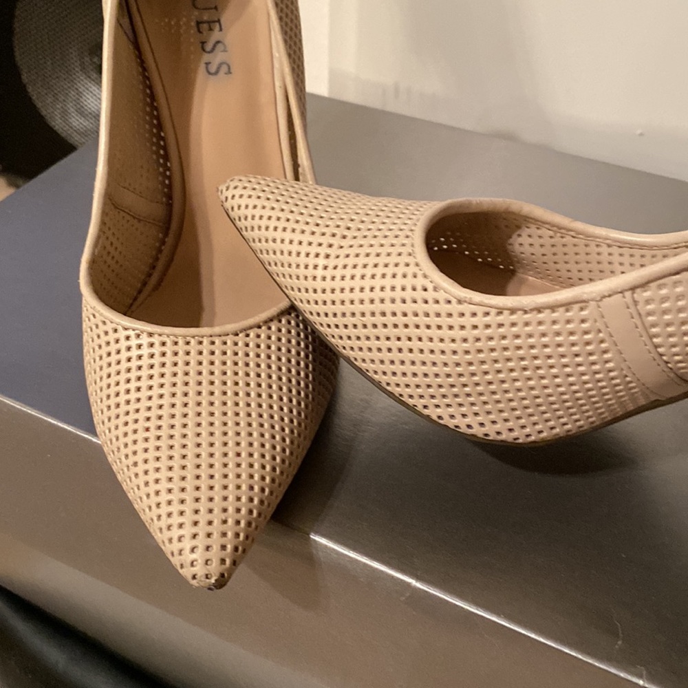 Guess - Picture 6 of 6